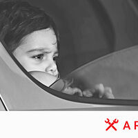 Las sillitas infantiles más allá del coche: así deben viajar los niños en el taxi, avión o autobús