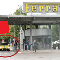 Hasta Ferrari se está fijando en los auto chinos: captan a un Xiaomi saliendo de sus oficinas en Italia y hay más preguntas que respuestas