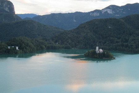 el lago de bled eslovenia al anochecer