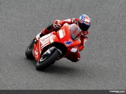 Stoner domina los entrenamientos libres en Donington