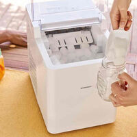 Tener una máquina de hacer hielo en casa es más útil y rentable de lo que parece: así puedes aprovecharla 