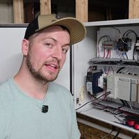 Con un aire acondicionado rescatado de la basura y conocimientos de ingeniería, un youtuber fabricó un sistema de climatización subterráneo automático
