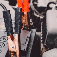 Arrancar un coche diésel con un gasolina puede matar su batería. Qué hay de mito y qué hay de realidad