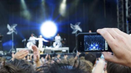 ¿Deberían prohibirse los teléfonos móviles en los conciertos?