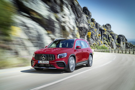 Mercedes-AMG GLB 35: El poder de un hot hatch en el nuevo SUV compacto de la marca