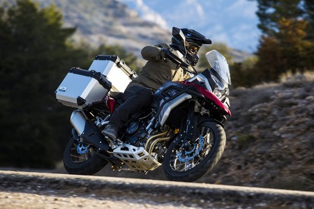 La Macbor Montana XR5 quiere su hueco entre las motos trail para el carnet A2 con 47 CV y bien equipada, por 6.499 euros