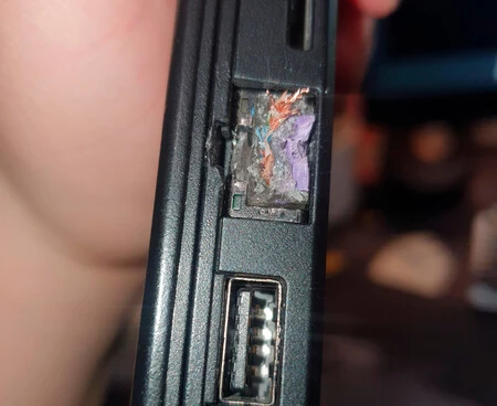 Conector RJ45 atascado en el puerto de un ordenador
