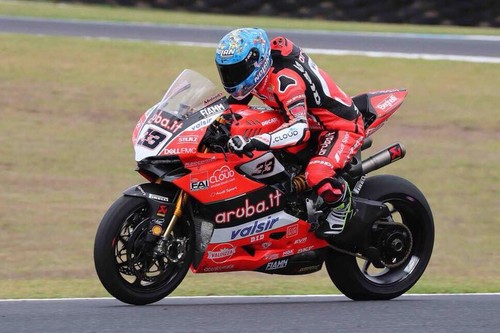 Marco Melandri doblega a Jonathan Rea por el doblete de Phillip Island y Xavi Forés se mete en el podio