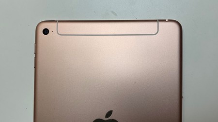 Nuevas fotografías muestran un misterioso iPad mini sin flash LED y una antena rediseñada