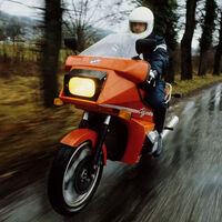 El día que una moto hecha con motor Citröen y cachos de un Renault 5 Turbo plantó cara a BMW y su motor bóxer. Casi lo consiguen 