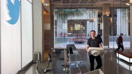 elon musk con un lavabo en las manos