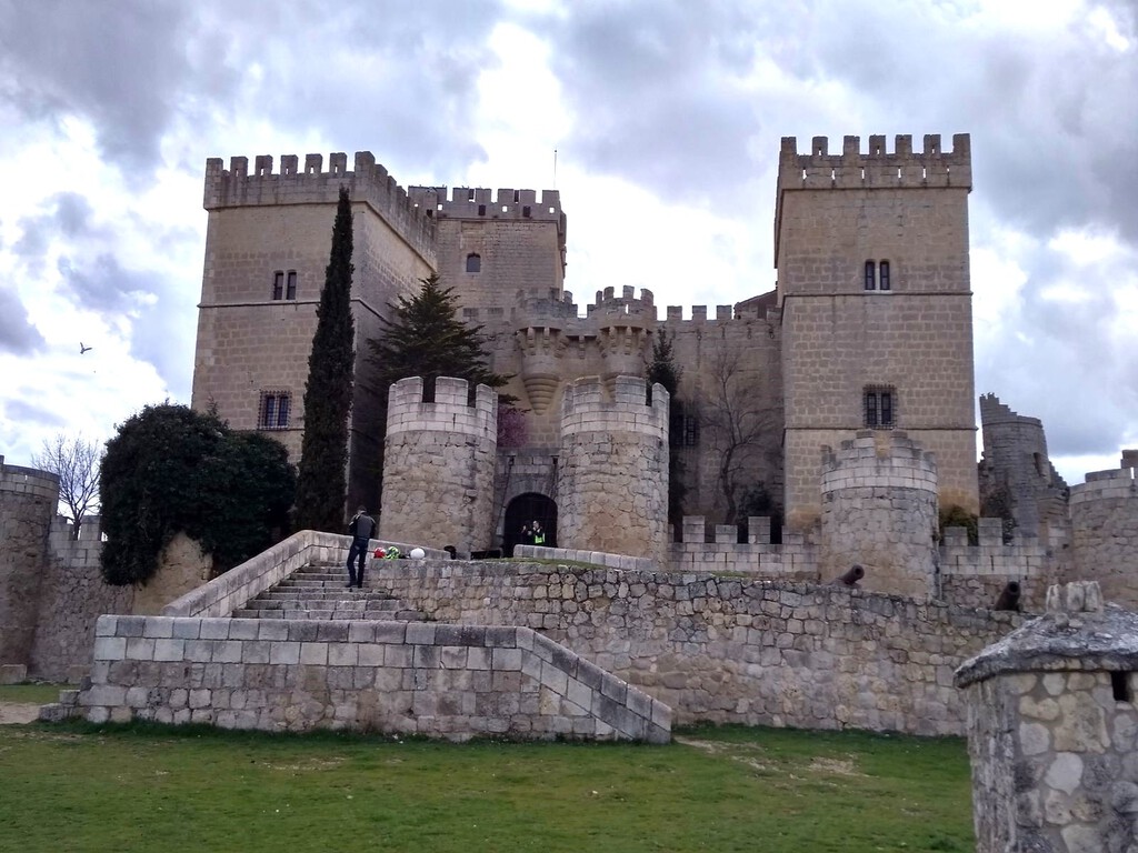 Con menos de 600 habitantes, este encantador pueblo tiene uno de los castillos medievales mejor conservados de España