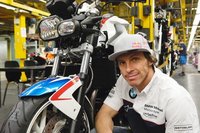 Chris Pfeiffer y BMW te enseñan a hacer un caballito