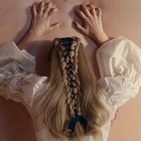 La nueva 'Cumbres Borrascosas' oculta un spoiler a simple vista sobre Cathy y Heathcliff nada más empezar. Solo lo cazarán los lectores de Emily Brontë