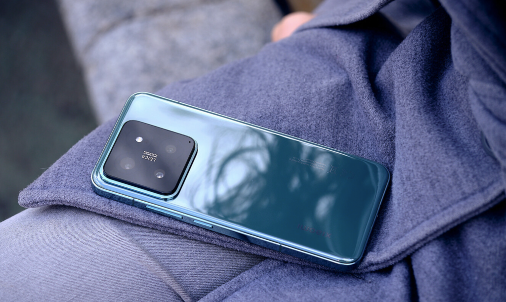 Cae el precio del móvil más top de Xiaomi con cámaras Leica y que compite con el nuevo iPhone 16 