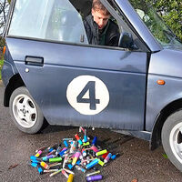 Un youtuber crea el "Vapmóvil", un microcoche que usa baterías gastadas de vapeadores, y posee más autonomía y velocidad de lo que parece