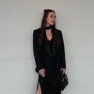 Zara tiene un abrigo de sastre en color azabache que parece de Jacquemus y es ideal para cerrar el año con elegancia  