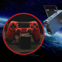 A Sony se le ocurrió una idea loquísima: alquilar un satélite para que cualquiera que pagase pudiera controlarlo con el mando de la Play Station. Casi salió bien