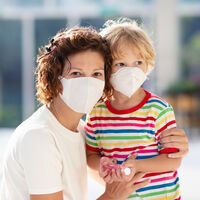 Pediatras alergólogos recomiendan mascarillas FFP2 para los niños con alergia al polen 