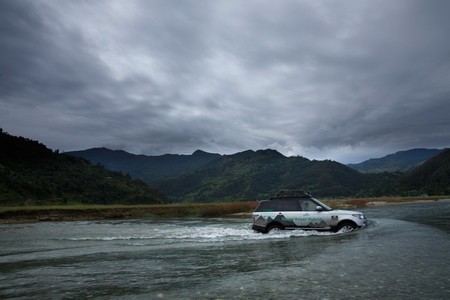 Los Range Rover Híbridos cruzan Nepal cerca de finalizar la Ruta de la Seda