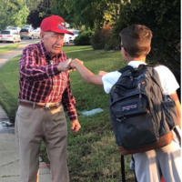 La conmovedora historia de Wally, el anciano que anima a los niños de una escuela a luchar por sus sueños