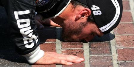 Jimmie Johnson vence en Indianapolis y entra en la historia