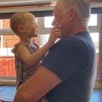 Las lágrimas de felicidad de una niña de cuatro años con leucemia al ver a su padre tras siete semanas separados por el Covid-19