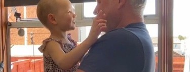 Las lágrimas de felicidad de una niña de cuatro años con leucemia al ver a su padre tras siete semanas separados por el Covid-19