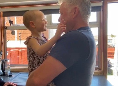 Las lágrimas de felicidad de una niña de cuatro años con leucemia al ver a su padre tras siete semanas separados por el Covid-19