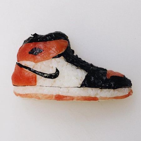 Él es Yujia Hu, un chef y artista que convierte el sushi en tus sneakers favoritos