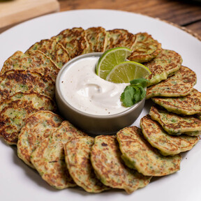 Tortitas de brócoli con cebolla caramelizada, una receta diferente y original para sorprender