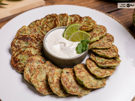 Tortitas de brócoli con cebolla caramelizada, una receta diferente y original para sorprender