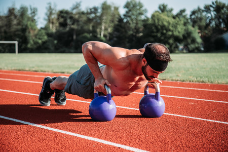 Entrenamiento quemagrasas con kettlebells o pesas rusas