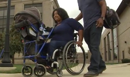 Un estudiante crea un invento para que una madre en silla de ruedas pueda pasear con su bebé
