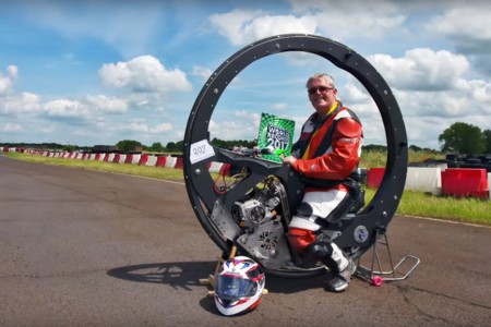 ¿Casi 100 km/h dentro de una rueda gigante? Sí, es el nuevo Récord Guinness de velocidad en monowheel