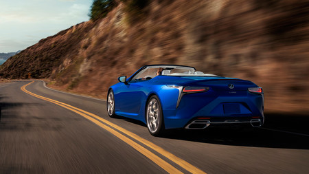 El Lexus LC 500 Cabrio aterriza en España: disfrute a cielo abierto con 477 CV a un precio de 155.000 euros