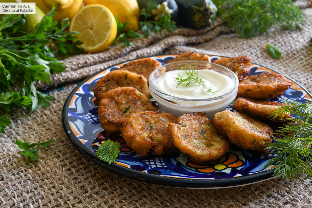 Kolokithokeftedes o buñuelos de calabacín y queso feta, receta tradicional griega