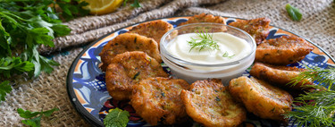 Kolokithokeftedes o buñuelos de calabacín y queso feta, receta tradicional griega