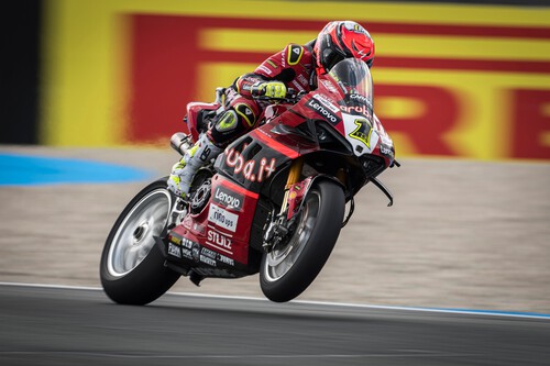 Álvaro Bautista desfonda a Jonathan Rea para anotar otra victoria de Superbikes en Assen 