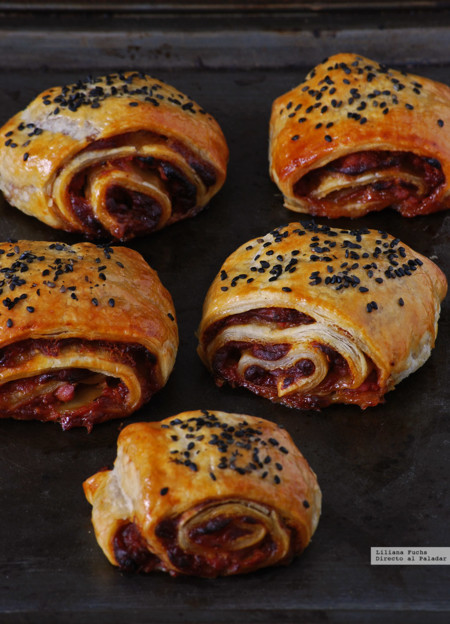 Rollitos de hojaldre rellenos de crema de pimientos y salchicha. Receta