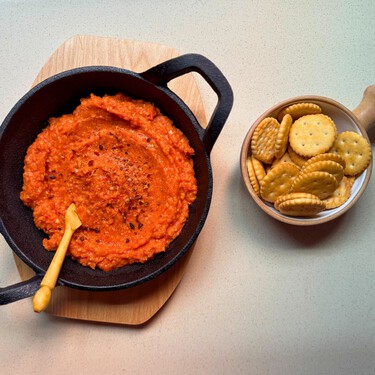 Hummus de pimiento: una receta fácil y colorida ideal para servir de aperitivo