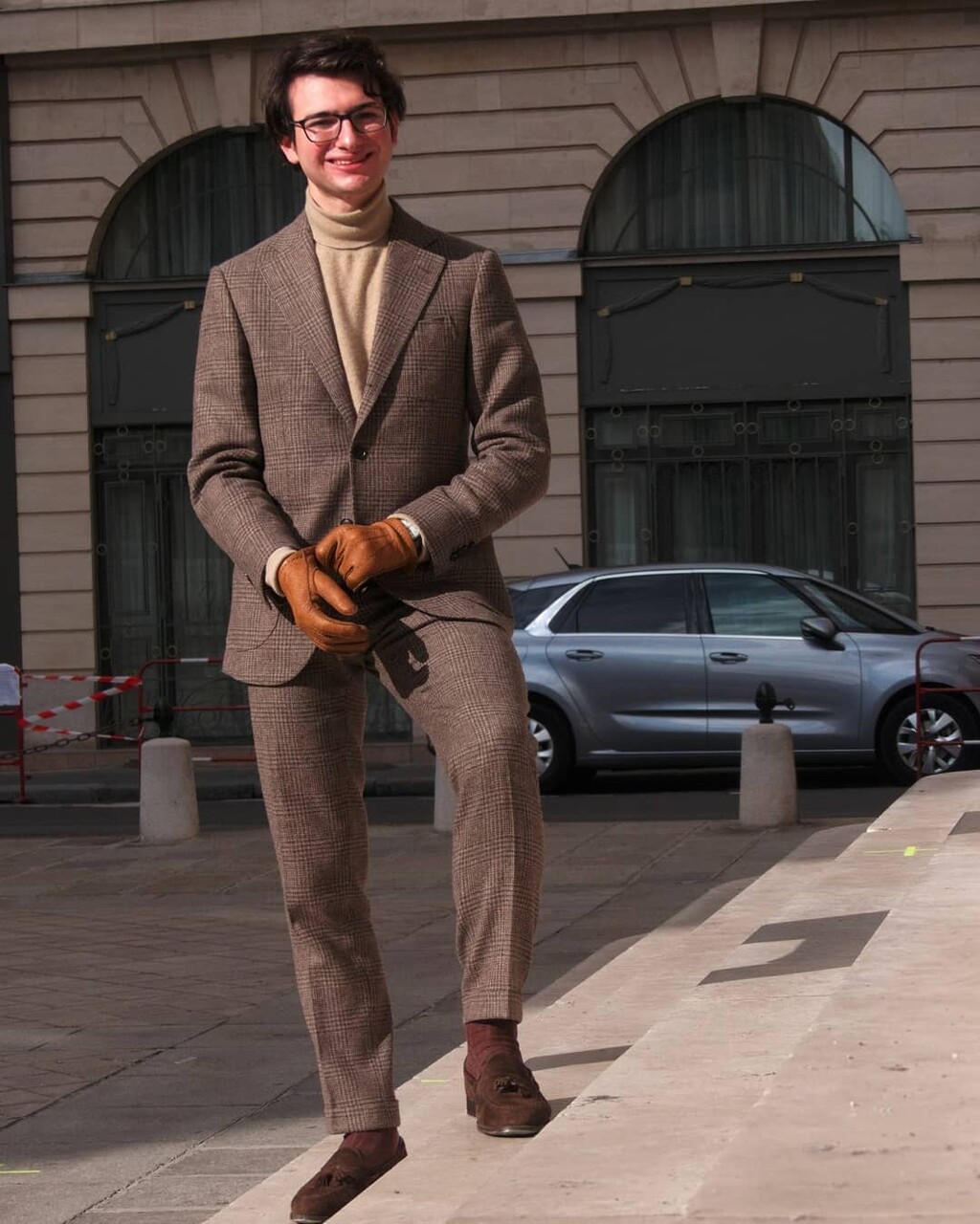 El mejor streetstyle de la semana adopta el traje café como armadura