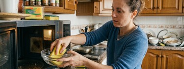 Hay quien usa el microondas para limpiar el estropajo de la cocina: puede ser un truco genial, pero hay que tomar algunas precauciones