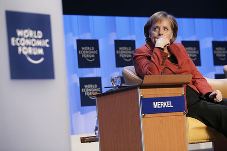 Angela Merkel fustiga a los bancos centrales