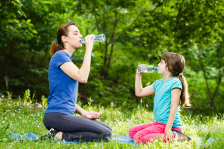 El agua, la mejor bebida para niños deportistas