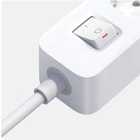 Xiaomi tiene una regleta híbrida y poco convencional con la que cargar tu móvil solo con el cable. Y se vende en todo el mundo