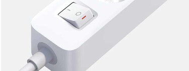 Xiaomi tiene una regleta híbrida y poco convencional con la que cargar tu móvil solo con el cable. Y se vende en todo el mundo
