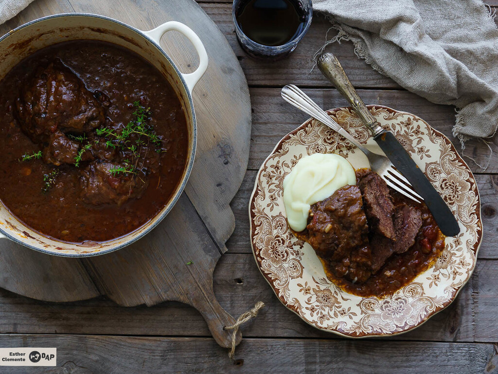 Carrilleras de ternera guisadas con vino tinto: receta tradicional