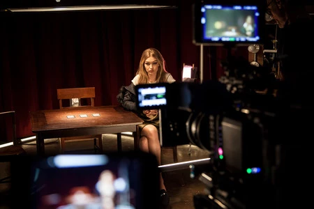 Gigi Hadid diseña estos mules tan monos para Stuart Weitzman y los presenta al mundo como protagonista de un corto