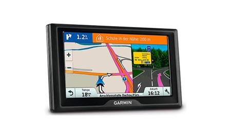 Garmin Drive 51 EU LMT-S Plus, un completo navegador GPS para el salpicadero que hoy se queda en sólo 99,98 euros en Amazon